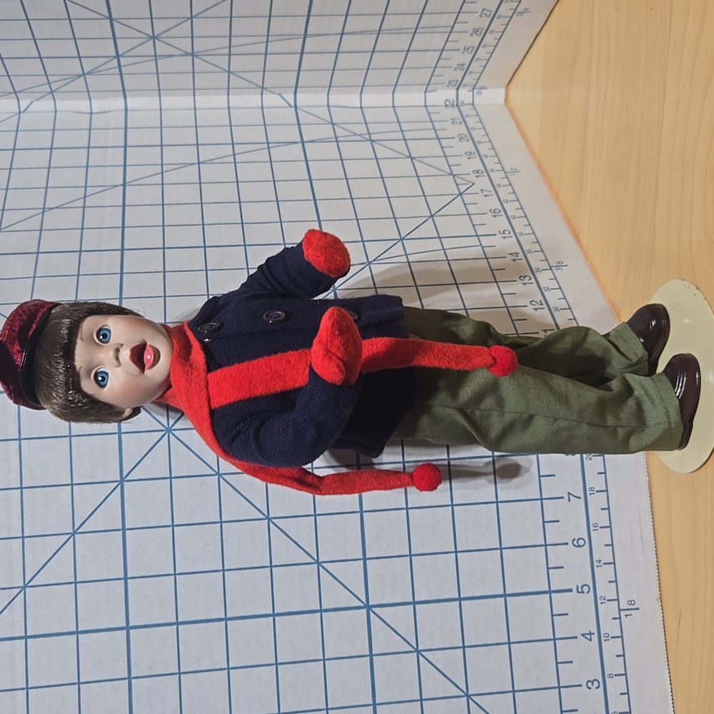 Ashton Drake Holiday Caroler Figurine Like New Condition - Picture 7 of 8